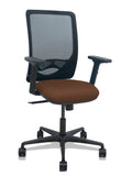 Silla Zulema sincro malla negra asiento bali marrón oscuro brazos 2D ruedas 65mm